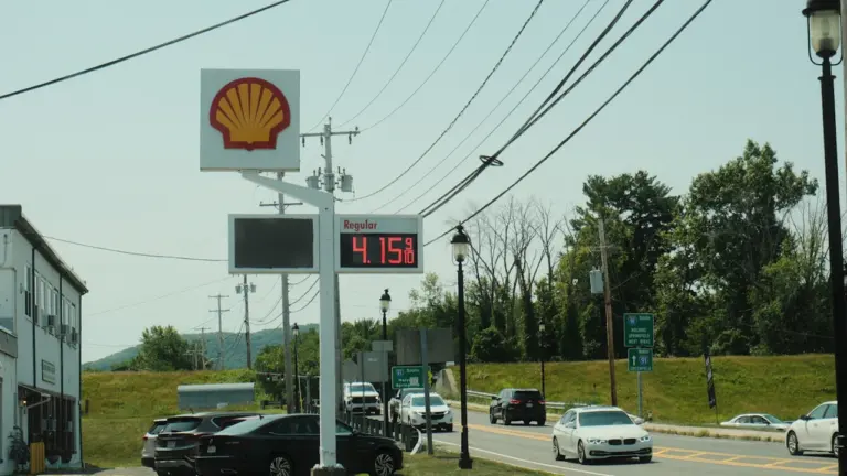 Spritpreise vergleichen: Wann sich eine günstigere Tankstelle lohnt